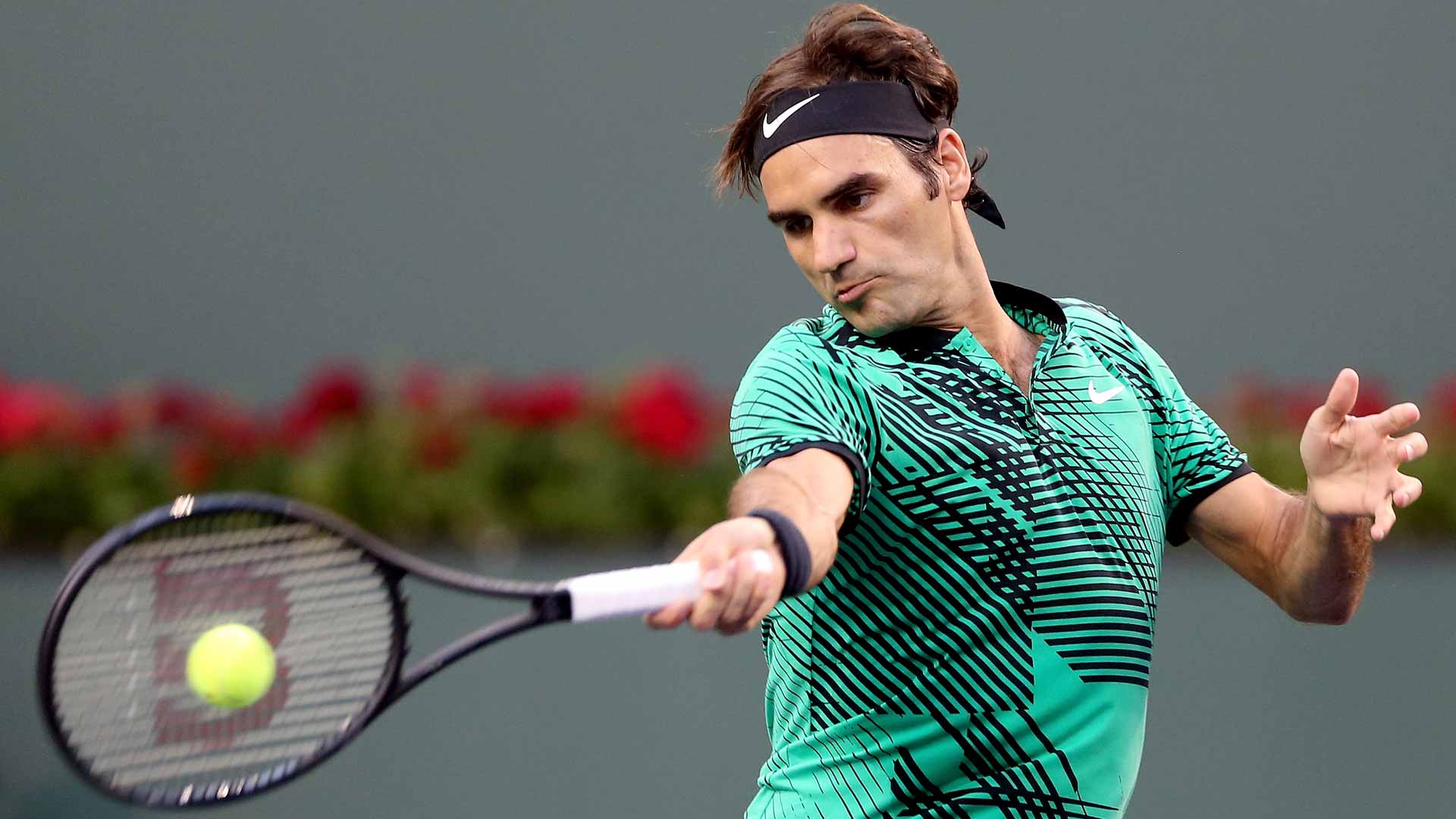 Roger Federer takes the opening set against Rafael Nadal with two breaks of serve.