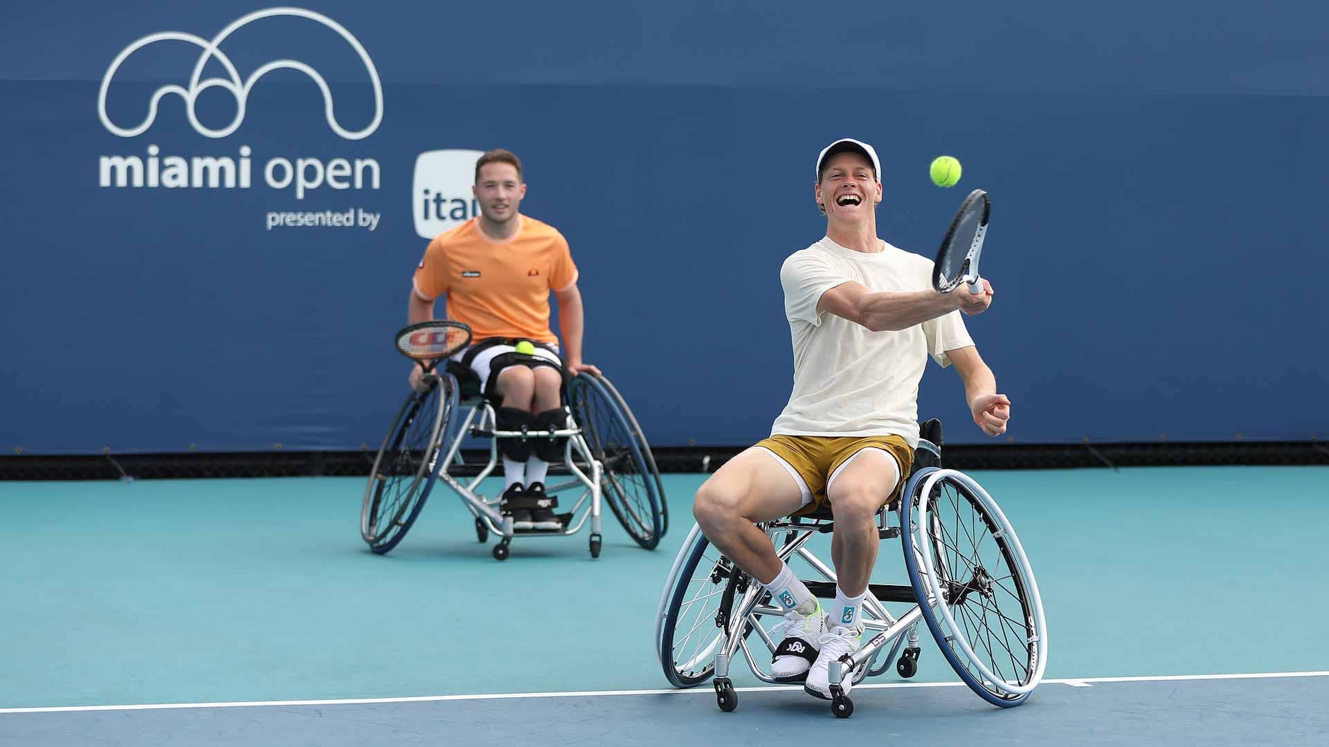 Sinner juega al tenis en silla de ruedas en Miami: "Es increíble"