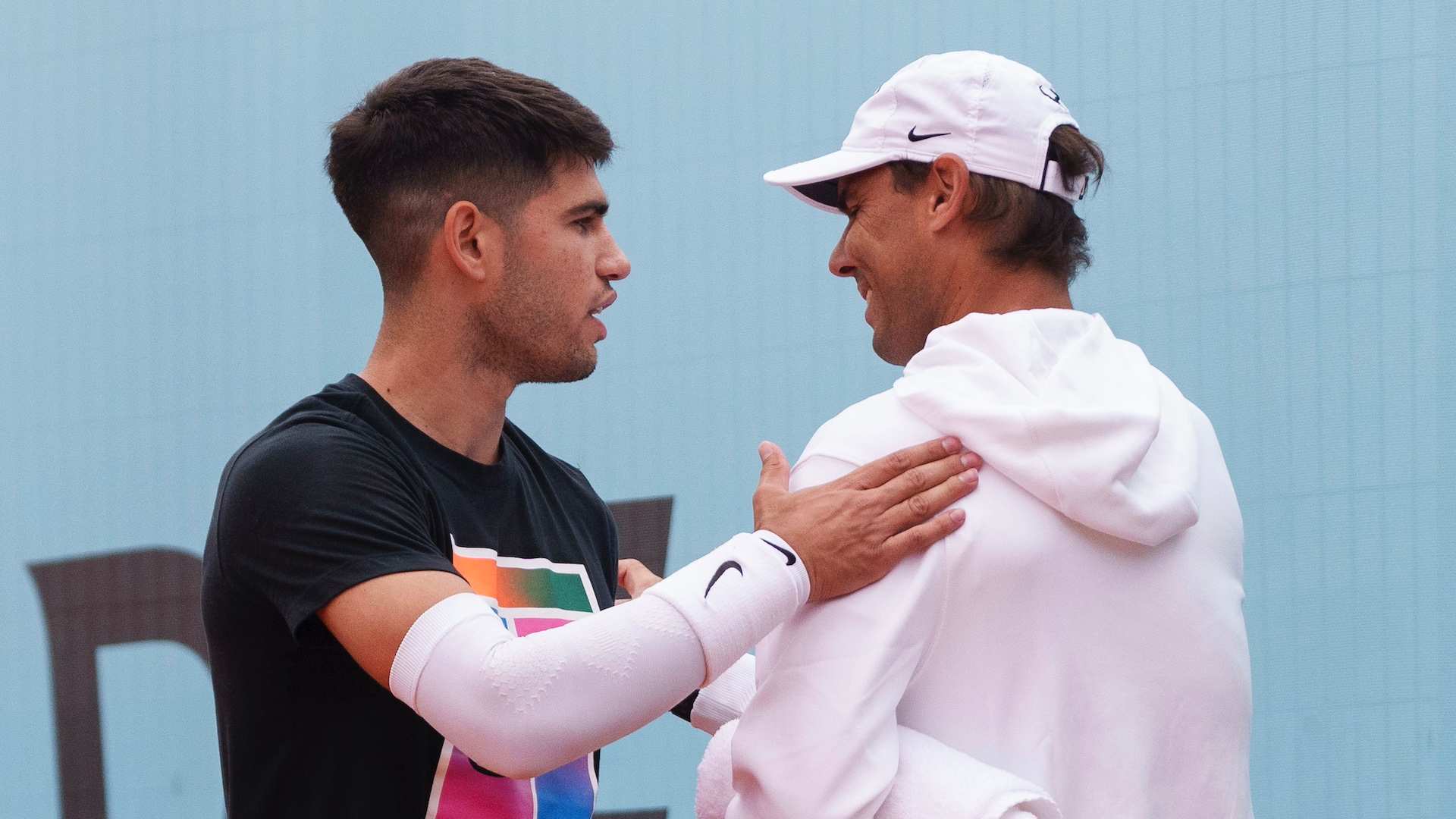 Carlos Alcaraz y Rafael Nadal se saludan en el Mutua Madrid Open.