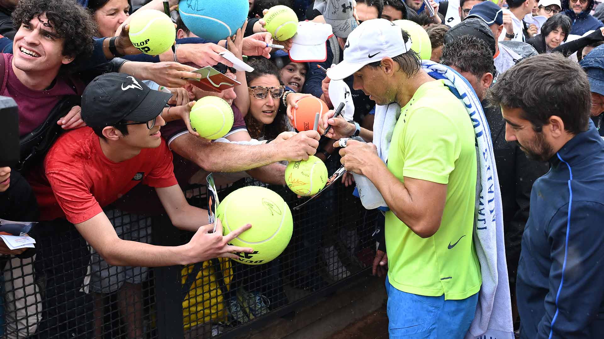 Rafael Nadal firma autógrafos para los aficionados, el lunes en el Foro Itálico.