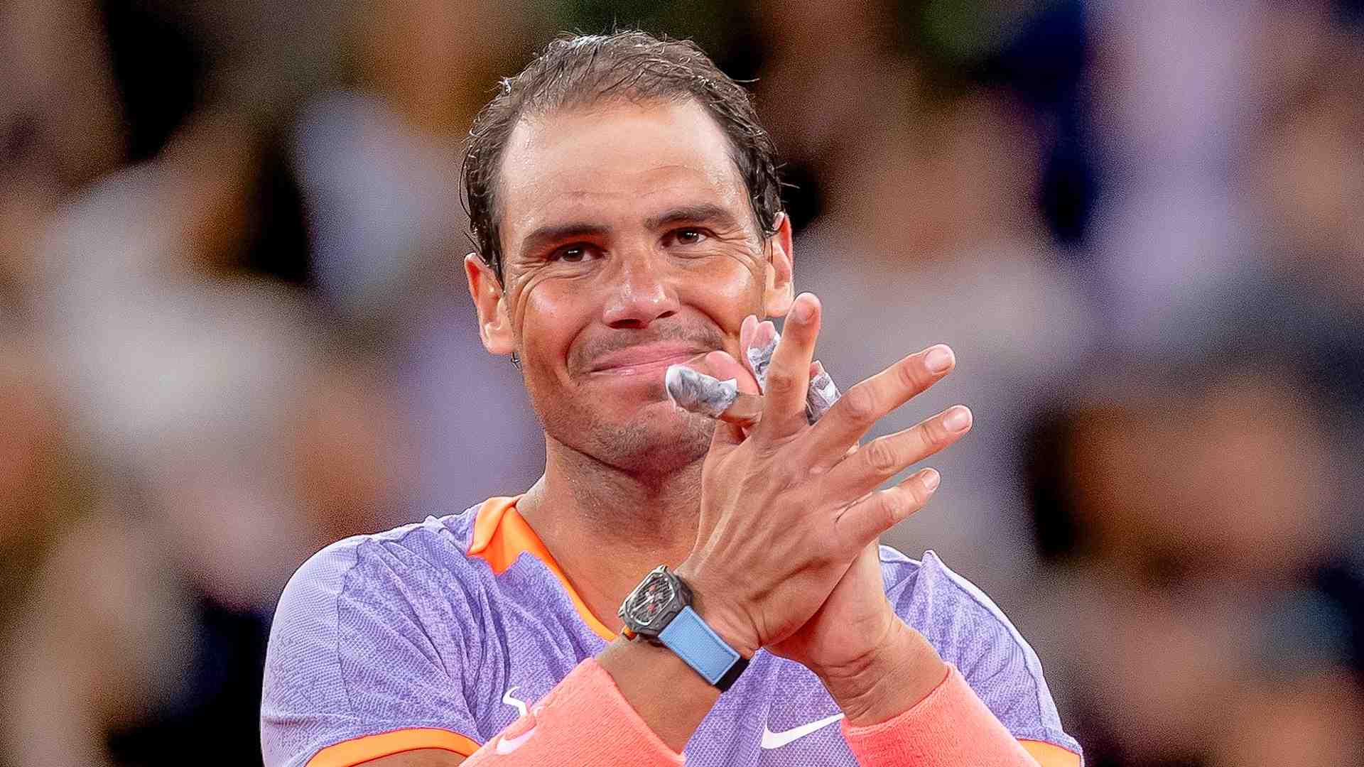 Rafael Nadal agradece el apoyo del público en el Mutua Madrid Open.